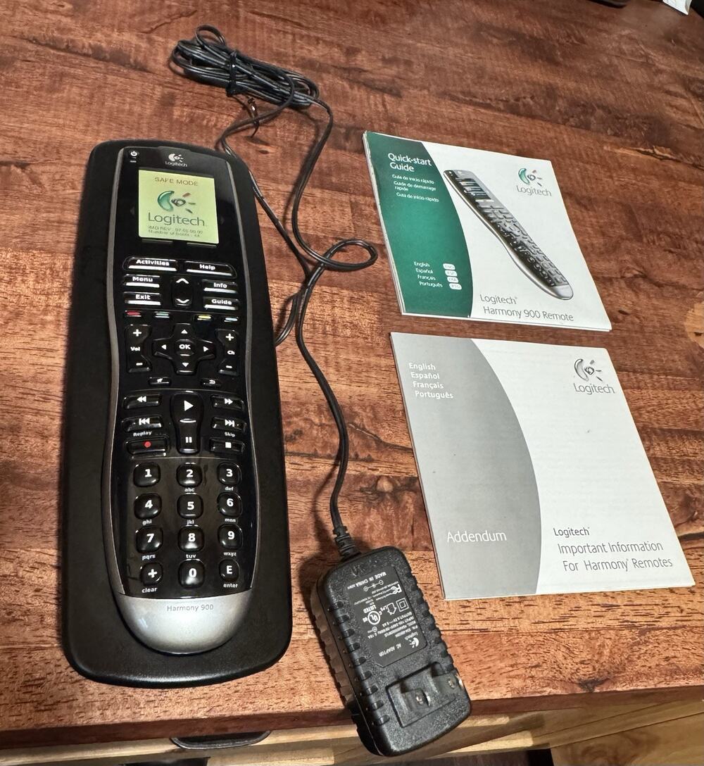 Logitech Harmony 900 Remote Control N-R0001 w/L-LW20 Charging Base